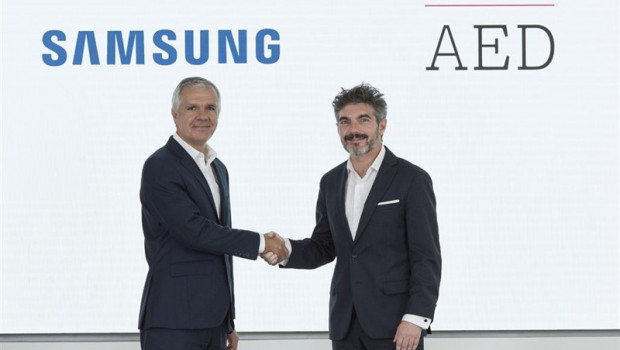 ep celestino garcia vicepresidente corporativosamsung espanaportugal izquierda ydirector generalaed xavier gangonells