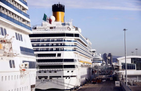 ep cruceros amarrados en el puerto de barcelona