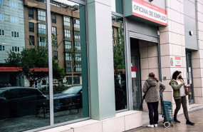 ep dos mujeres en la puerta de una oficina de empleo ep dos mujeres en la puerta de una oficina de empleo