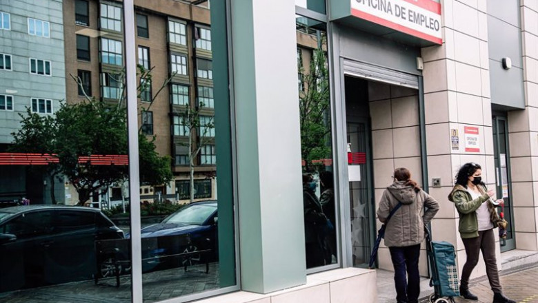 Dos mujeres en la puerta de una oficina de empleo | Carlos Luján - Europa Press ep dos mujeres en la puerta de una oficina de empleo