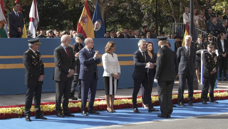 El ministro del Interior en funciones, Fernando Grande-Marlaska, saluda a uno de los policias concedocrados en los actos celebrados por el Día de la Policía, junto a la secretaria de Estado de Seguridad, Ana Botella Gómez (4i) y el director general de la | Alberto Ruiz - Europa Press ep el ministro del interior en funciones fernando grande-marlaska saluda a uno de los policias