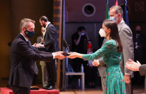 ep el presidente de indra marc murtra recoge de las manos de la reina leticia y ante la mirada del
