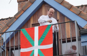 ep el presidente del ebb del pnv andoni ortuzar cuelga la ikurrina en el balcon de su casa con