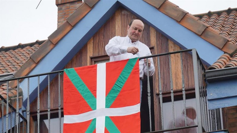 ep el presidente del ebb del pnv andoni ortuzar cuelga la ikurrina en el balcon de su casa con