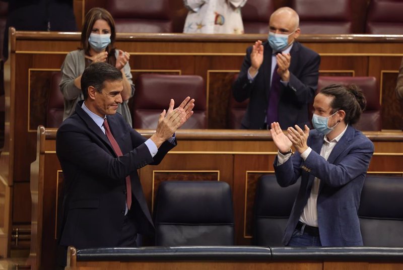 Sánchez abandona el Congreso sin oír las críticas de Casado al estado de alarma