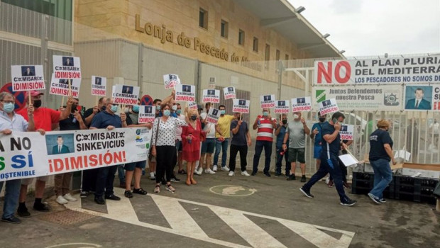 ep el sector pesquero protesta por el plan de gestion de demersales de la ue frente a la lonja de