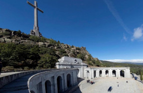 ep familiares de francisco franco portan el feretro con los restos mortales del dictador tras su