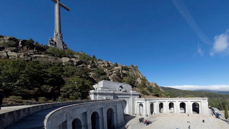 ep familiares de francisco franco portan el feretro con los restos mortales del dictador tras su