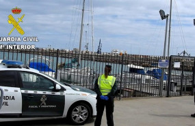 ep la guardia civil con el velero interceptado en melilla