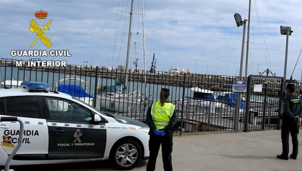 ep la guardia civil con el velero interceptado en melilla