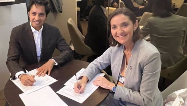 ep la ministra de industria comercio y turismo reyes maroto y el consejero delegado de arcelormittal