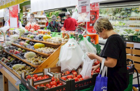 ep la seccion de fruteria de un supermercado andorrano