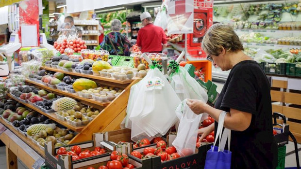 ep la seccion de fruteria de un supermercado andorrano