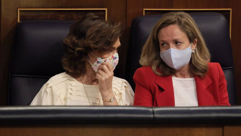 La vicepresidenta del Gobierno, Carmen Calvo (i); y la vicepresidenta segunda y ministra de Asuntos Económicos y Transformación Digital, Nadia Calviño, conversan durante una sesión de control al Gobierno en el Congreso | EUROPA PRESS/E. Parra. POOL - Europa Press ep la vicepresidenta del gobierno carmen calvo i y la vicepresidenta segunda y ministra de asuntos 20210607131330