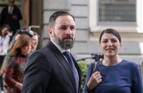 ep lidervox santiago abascal numero 3voxmadridmacarena olonadiputadamalaga tras posarla fotofamilialos 24 diputados electosla formacionultraderechala xiii legislaturaespana