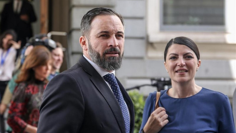 El líder de VOX, Santiago Abascal; el número 3 de Vox por Madrid y Macarena Olona(diputada por Málaga), tras posar en la foto de familia de los 24 diputados electos de la formación de ultraderecha para la XIII legislatura de España. | Ricardo Rubio - Europa Press - Archivo ep lidervox santiago abascal numero 3voxmadridmacarena olonadiputadamalaga tras posarla fotofamilialos 24 diputados electosla formacionultraderechala xiii legislaturaespana