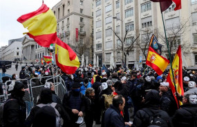 ep manifestantes con mascaras de anonymous y banderas de espana se concentran frente a las puertas
