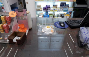 ep mascarilla a la venta en una farmacia en madrid espana a 2 de marzo de 2020