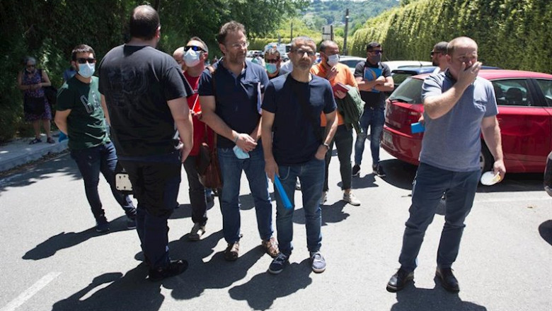 Miembros del Comité de Empresa de Alcoa San Cibrao, entre los que está su presidente, José Antonio Zan (1d), a la salida de la reunión en entre el Comité y la directiva de la multinacional estadounidense tras el anuncio del despido colectivo | Carlos Castro - Europa Press ep miembros del comite de empresa de alcoa san cibrao entre los que esta su presidente jose antonio