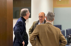 ep miembros del grupo de juristas que este martes se han vuelto a reunir en el parlamento vasco para