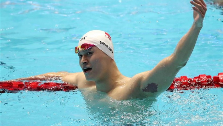 El nadador chino Sun Yang celebra su oro en los 200 libres del Mundial 2019 | -/YNA/dpa ep nadador chino sun yang celebraorolos 200 libresmundial 2019