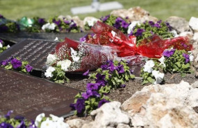 ep placas de bronce con los nombres de los 154 fallecidos en el accidente de spanair junto al olivo