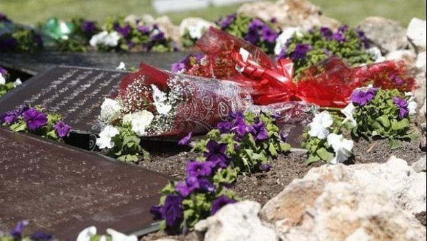 ep placas de bronce con los nombres de los 154 fallecidos en el accidente de spanair junto al olivo
