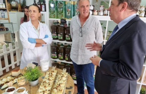 ep planas en una queseria en el alcala de los gazules