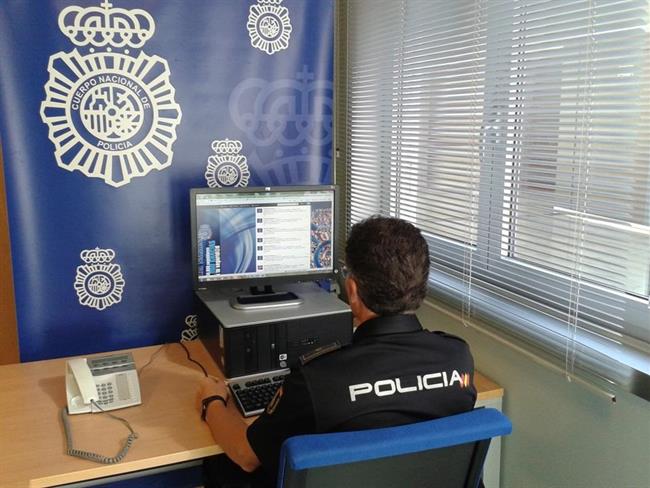 Policía Nacional revisando las redes sociales | POLICÍA - Archivo ep policia nacional revisandoredes sociales