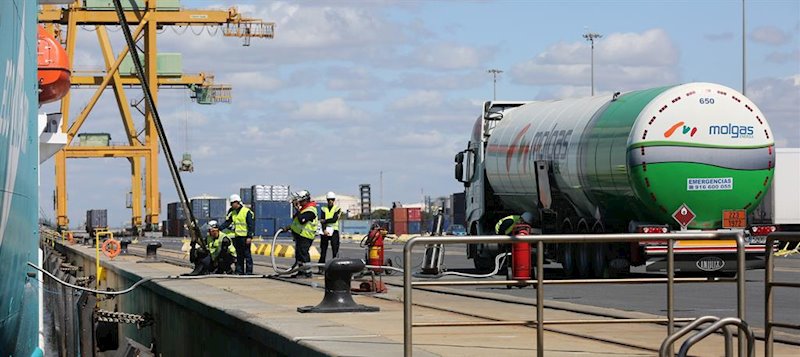 Primera operación de bunkering de GNL de camión a barco en el puerto de Huelva. | PUERTO DE HUELVA - Archivo ep primera operacion de bunkering de gnl de camion a barco en el puerto de huelva