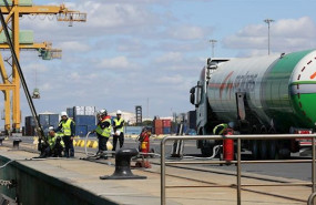 ep primera operacion de bunkering de gnl de camion a barco en el puerto de huelva
