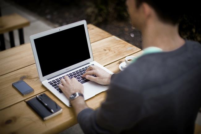Recurso ordenador mac portátil trabajo teléfono smartphone escritorio hombre | COPYLEFT (PIXABAY) ep recurso ordenador mac portatil trabajo telefono smartphone escritorio hombre