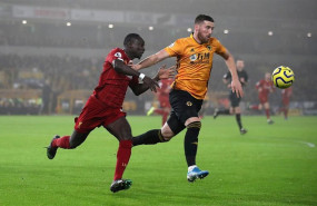 ep sadio mane pelea un balon con el jugador del wolverhampton wanderers leander dendoncker
