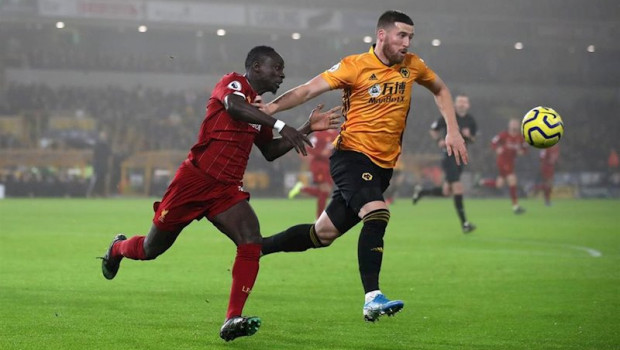 ep sadio mane pelea un balon con el jugador del wolverhampton wanderers leander dendoncker