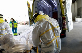 ep sanitarios del summa protegidos con un traje protector frente al covid-19 trasladan a un paciente