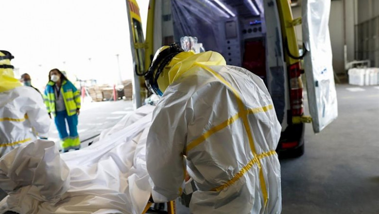 ep sanitarios del summa protegidos con un traje protector frente al covid-19 trasladan a un paciente ep sanitarios del summa protegidos con un traje protector frente al covid-19 trasladan a un paciente