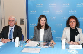ep su majestad la reina letizia junto al presidente de unicef comite espanol gustavo suarez y la