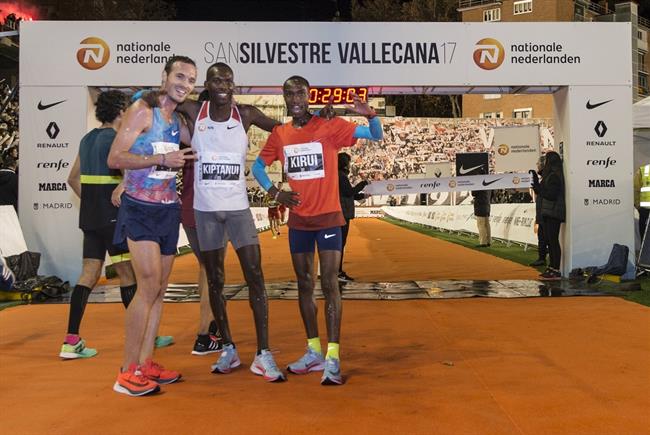 Toni Abadía se sube al podio de Kiptanui y Burka, San Silvestre Vallecana | NATIONALE-NEDERLANDEN SAN SILVESTRE VALLECANA ep toni abadiasubepodiokiptanuiburka san silvestre vallecana