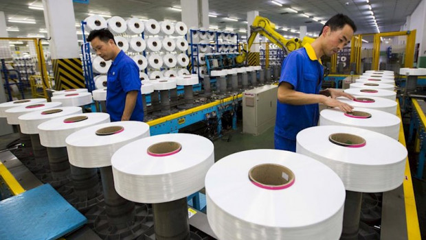 ep trabajadores chinos en una fabrica textil de suzhou