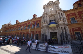 ep trabajadores de abengoa a las puertas de san telmo   sede de la presidencia de la junta de
