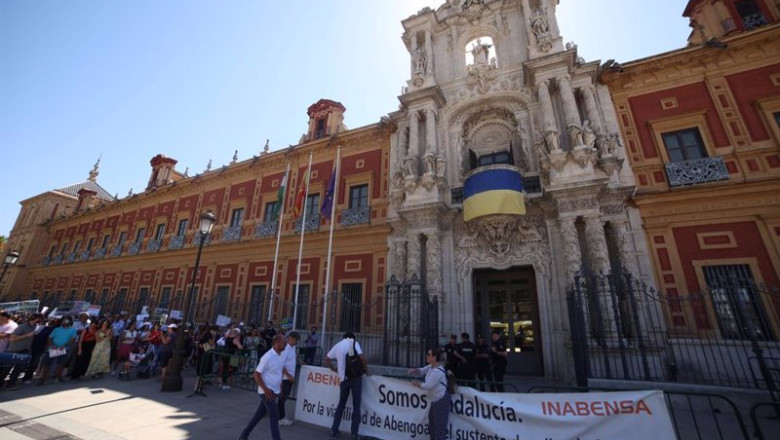 Trabajadores de Abengoa, a las puertas de San Telmo --sede de la Presidencia de la Junta de Andalucía--. | EUROPA PRESS ep trabajadores de abengoa a las puertas de san telmo sede de la presidencia de la junta de