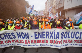 ep trabajadores de la planta de alcoa san cibrao caminan en una concentracion llevada a cabo por