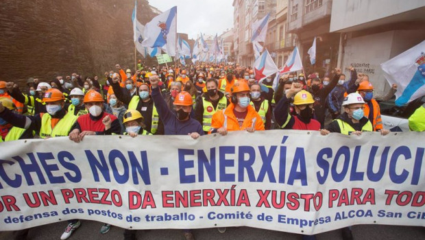 ep trabajadores de la planta de alcoa san cibrao caminan en una concentracion llevada a cabo por