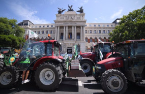 ep tractores delante del ministerio de agricultura durante una tractorada convocada por la union de