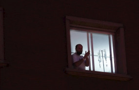 ep un enfermo sale a la ventana del hospital virgen del rocio de sevilla para aplaudir a los