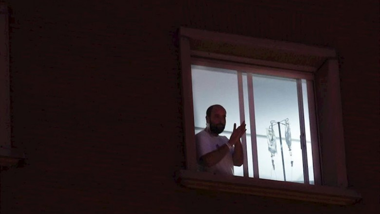 Un enfermo sale a la ventana del hospital Virgen del Rocio de Sevilla, para aplaudir a los sanitarios. Sevilla a 18 de marzo 2019 | Eduardo Briones - Europa Press ep un enfermo sale a la ventana del hospital virgen del rocio de sevilla para aplaudir a los