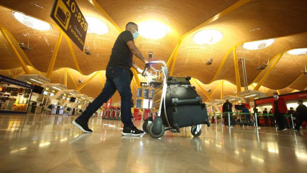 ep un hombre camina con varias maletas en un carro en la terminal t4 del aeropuerto adolfo suarez