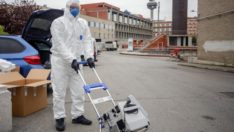 Un técnico protegido con un traje, guantes y mascarilla en el Hospital Gregorio Marañón antes de montar un respirador | Ricardo Rubio - Europa Press ep un tecnico protegido con un traje guantes y mascarilla en el hospital gregorio maranon antes de