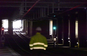 ep un trabajador en un tunel ferroviario