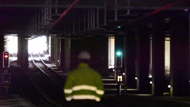 ep un trabajador en un tunel ferroviario